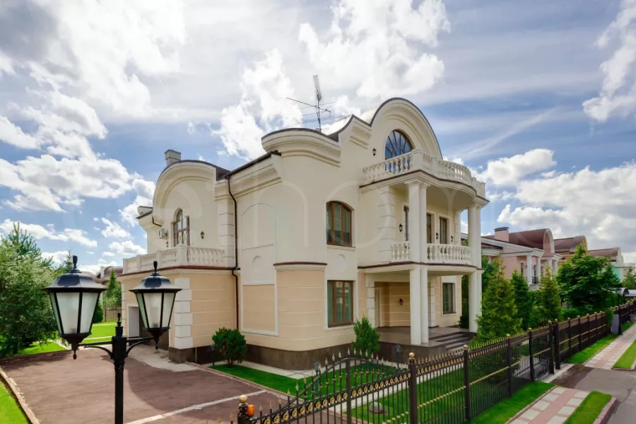 Новахово. Купить дом площадью 632 м² на участке 17 соток в элитном коттеджном посёлке Новахово на Новорижском шоссе в 10 км от МКАД.